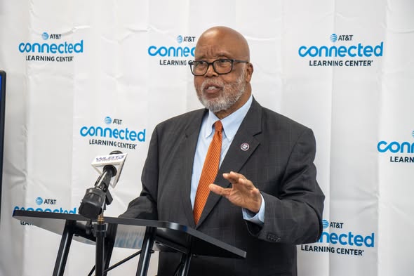 BennieGThompson's tweet photo. I was happy to be a part of the grand opening of Jackson’s first AT&T Connected Learning Center, made possible through the partnership between AT&T and The Bean Path.

The center will provide the community with free access to high-speed internet, digital literacy training and more.

Photos: The Jackson Advocate / Joshua Martin