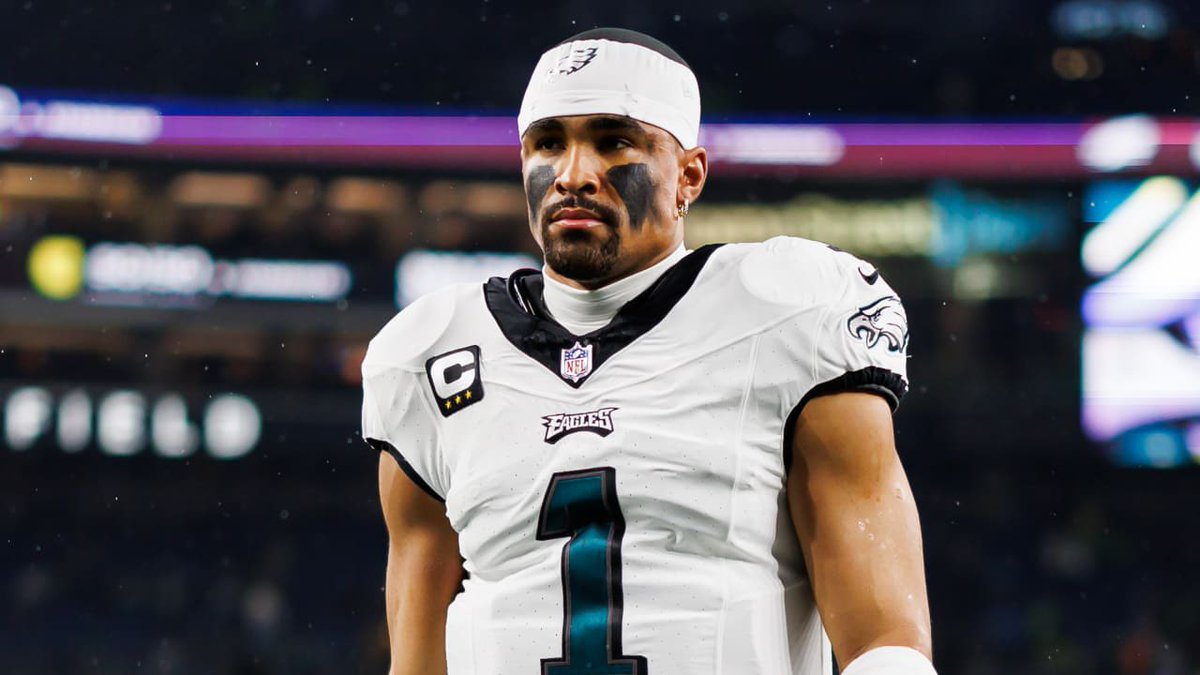 BrendenDeeg_'s tweet photo. QBs with the highest passer rating on under-center throws last season (via TruMedia): 

1. Drake Maye - 142.2
2. Lamar Jackson - 142.0
3. Matthew Stafford - 128.6
4. Jalen Hurts - 125.7
5. Dak Prescott - 123.5 https://t.co/G2g9ev49HK
