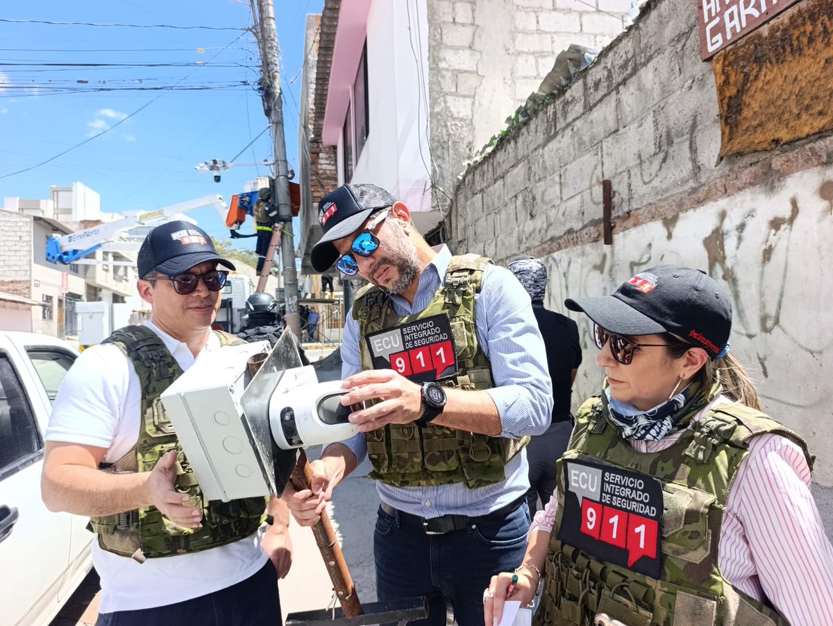 ECU911_'s tweet photo. 📍 #Imbabura | El Director General del #ECU911, @JCPaladines, lideró, junto al equipo técnico de la Coordinación Zonal 1, el segundo operativo interinstitucional para el retiro de dispositivos de videovigilancia irregulares en espacios públicos de Ibarra y Otavalo.

🚨 La intervención se realizó en coordinación con @FFAAECUADOR y @PoliciaEcuador para fortalecer el control de los sistemas de videovigilancia en espacios públicos y contribuir a la prevención de la seguridad ciudadana.