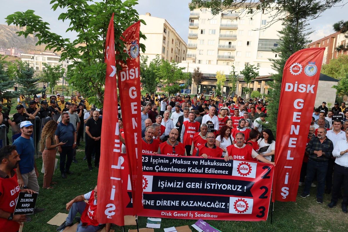 van_223kisi's tweet photo. Bir yıldır direniyoruz, bir yıl daha direniriz! 

223 emekçi, Van halkı ve demokrasi güçleri sokakta: 

Adalet, barış ve işimizi istiyoruz! 

Mücadele ve birlik bizi kurtaracak. 

#Vanda223Kisi #DireneDireneKazanacağız https://t.co/ey5DfsSmIv