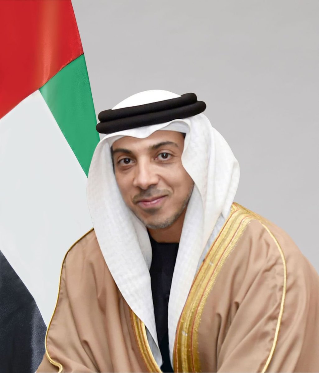 Nf700012's tweet photo. منصور بن زايد: الإمارات وجهة عالمية رائدة في استضافة بطولات الفروسية

أكد سمو الشيخ منصور بن زايد آل نهيان، نائب رئيس الدولة، نائب رئيس مجلس الوزراء، رئيس ديوان الرئاسة، أن الرياضة تمثل ركيزة أساسية في مسيرة التنمية الشاملة التي تشهدها دولة الإمارات، انطلاقاً من رؤية صاحب السمو الشيخ محمد بن زايد آل نهيان، رئيس الدولة “حفظه الله”، الرامية إلى تعزيز مكانة الرياضة بوصفها محركاً للتنمية المجتمعية، والاستثمار في الإنسان، وتنمية قدراته، وتمكينه من المنافسة عالمياً.
وقال سموه إن رياضات الفروسية متجذرة في وجدان الإمارات، باعتبارها إرثاً حضارياً يجسد الاعتزاز بالهوية، وصون التراث العربي الأصيل، وركيزة رياضية وثقافية وتراثية، انطلاقا من رؤية المغفور له الشيخ زايد بن سلطان آل نهيان "طيب الله ثراه"، الذي رسخ قيمة هذه الرياضة وغيرها من الرياضات، في نفوس الأجيال المتعاقبة.
وأضاف سموه أن الاهتمام الذي توليه القيادة الرشيدة في دولة الإمارات لرياضة القدرة، جعلها تتبوأ مكانة رفيعة في سجل الإنجازات الدولية، وتتصدر المشهد العالمي عبر عقود من المشاركات والنجاحات في بطولات القدرة، بما عزز ريادتها وأكد حضورها الدائم على منصات التتويج.
وأوضح سموه أن دولة الإمارات تحظى بثقة راسخة من المجتمع الدولي، في تنظيم البطولات الكبرى، وفق أفضل المعايير الاحترافية، والممارسات العالمية، لما حققته من نجاحات متميزة في مختلف البطولات والفعاليات الرياضية المختلفة على مدار العقود الماضية، وهو ما يضعها في صدارة الاهتمام العالمي، ومثالا يحتذى، ونموذجا فريدا بفضل رعاية ودعم قيادتنا الرشيدة.
وأشار سموه إلى أن فوز أبوظبي باستضافة بطولة العالم للقدرة 2026 بقرية بوذيب العالمية للقدرة، يجسد الثقة الدولية التي تحظى بها دولة الإمارات، ويؤكد جاهزية العاصمة لتنظيم أكبر المحافل الرياضية، بما تمتلكه من بنية تحتية متطورة، وخبرات تنظيمية رائدة، ومنظومة متكاملة لاستضافة نخبة فرسان العالم، بما يعزز مكانتها مركزاً عالمياً لرياضات الفروسية.