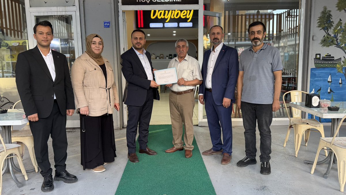 mbagmanci63's tweet photo. Esnaf Ziyareti🤝

İlçe Koordinatörümüz Serhat Akayalp, Kadın Kolları Başkanımız Fatma Ocak ve Gençlik Kolları Başkanımız Mehmet Doğan Salar ile birlikte esnaf kardeşlerimizle bir araya geldik.

Davamıza gönül vermiş, partimizin üyesi olan kıymetli esnaflarımıza desteklerinden dolayı teşekkür belgelerini takdim ettik. 

#AKParti #Haliliye #MustafaBağmancı #Şanlıurfa 

@RTErdogan @abuyukgumus @bybekirbozdag @acarfaruka @AKGMTeskilat @hakanaksu058 @farukaytek @ensartopcu @milhamigunbegi  @srhtkylp @fatmaocak0663 @MDOGANSALAR_TR @AkHaliliiye @AkHaliliyeKadin @akgenchaliliyee