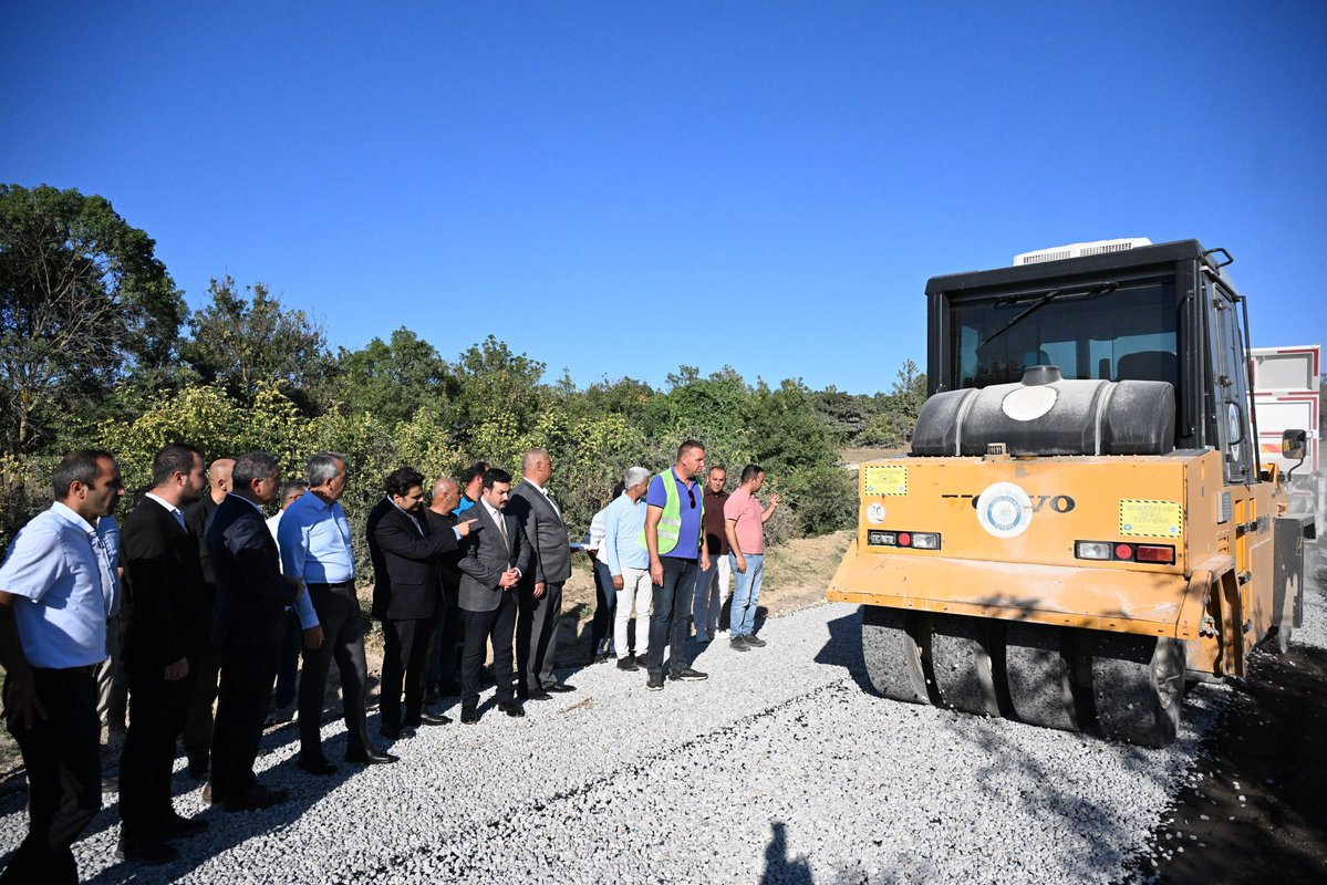 bthn_cgrci's tweet photo. 📍Enez/Yenice Sahil Yolu

Grup yollarımızda sıcak asfalt çalışmamız devam ederken, yenilediğimiz iş makinesi parkurumuz ile birlikte sathi kaplama asfalt çalışmalarımız tüm hızıyla devam ediyor.

Sultaniçe, Gülçavuş ve Yenice köylerimizi  sahile bağlayan 1️⃣0️⃣ Km’lik asfalt çalışmamız bölgemize hayırlı olsun.

#EdirnemizeYakışacakYollar yapmaya, 253 köyümüzde ulaşım konforunu artırmaya devam edeceğiz.🛣️

@edirne_valiligi 
@ozelidareedirne 
@Yunus_Sezer_
