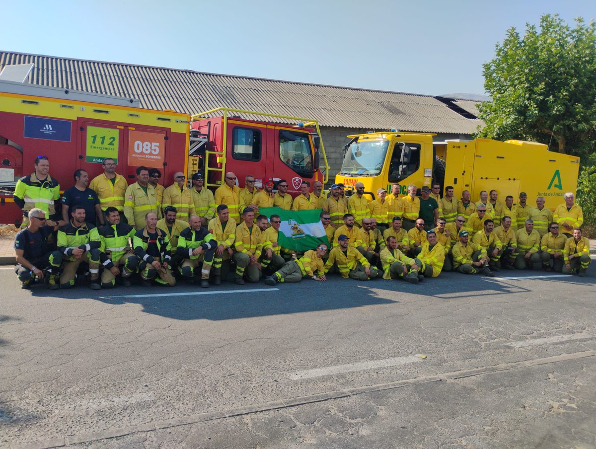 antoniosanz's tweet photo. #Andaluces en el #IFBurgohondo (#Ávila): los efectivos del módulo de acción exterior de #EMA @Plan_INFOCA, comparten la foto de familia con una dotación del @cpbmalaga y #Bomberos del @ayuncordoba_es.

Un gran equipo de profesionales bajo la bandera de la solidaridad andaluza en #Ávila.