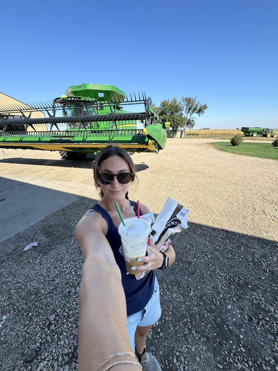 RealLauraFarm28's tweet photo. Good Afternoon from sunny Nebraska! 🚜🌽
Coffee in hand, blue skies overhead, and another day on the farm.
Be honest… would you trade your office for this view? 👇😊 #JohnDeere #FarmLife https://t.co/kUh6gp9fVj