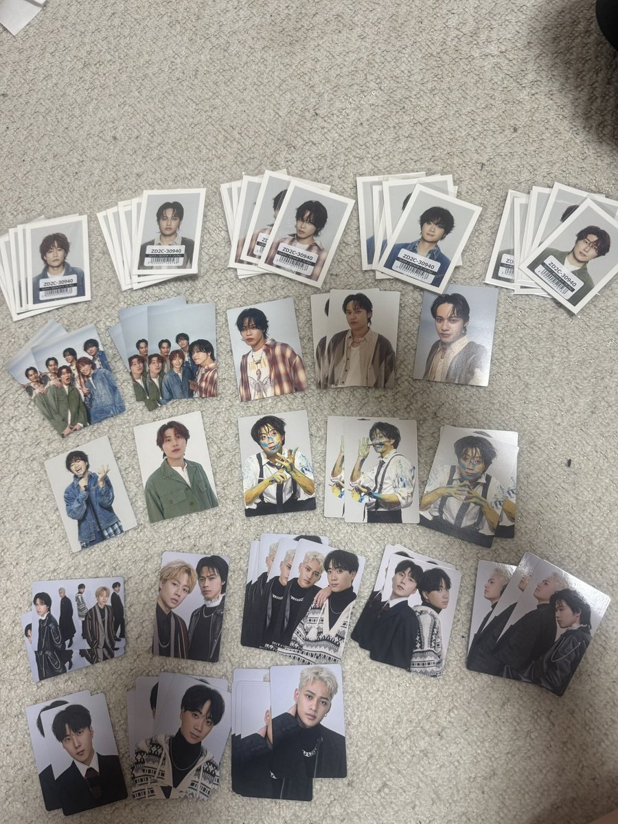 sy19980305's tweet photo. こんなイベ間近で譲り出す人いないけど欲しい人いますか？もう大量にありすぎて置く場所ないので、、、
現地でお渡し出来ればと思います！！

((前回のCDFコムドット以外のアクキー、バッジもございます。

#CDF2026  #コムドット譲 #コムドット求 https://t.co/pGomLi4B9Z