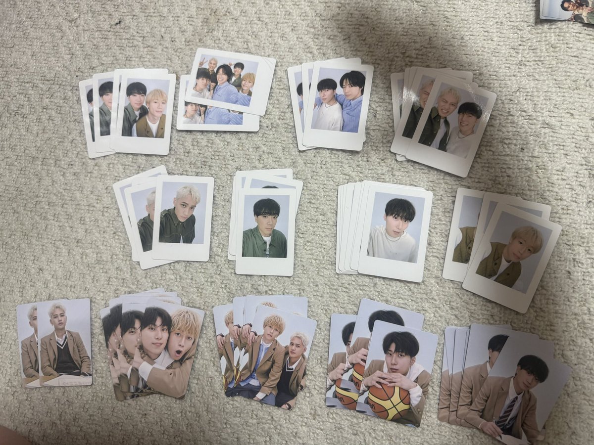 sy19980305's tweet photo. こんなイベ間近で譲り出す人いないけど欲しい人いますか？もう大量にありすぎて置く場所ないので、、、
現地でお渡し出来ればと思います！！

((前回のCDFコムドット以外のアクキー、バッジもございます。

#CDF2026  #コムドット譲 #コムドット求 https://t.co/pGomLi4B9Z