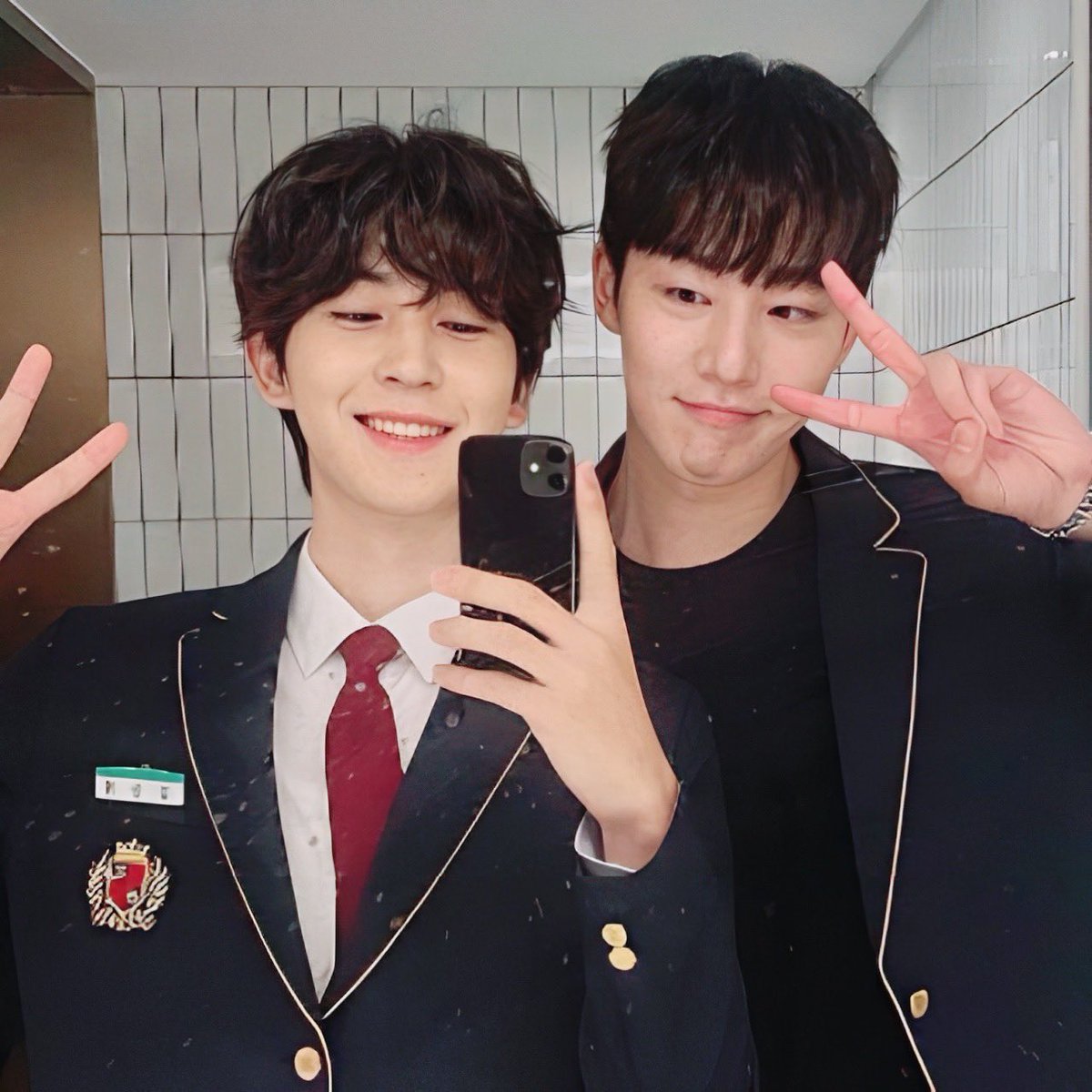 yangmalyangmal's tweet photo. 내손너 nn회차 관람후기

1. 동희가 들숨날숨에 미모로 홀림
2. 호태 얼굴 피지컬 미쳤음 근데 왜 미자??!!!
3. 보건실 언니들 급하게 나가면서 문 제대로 안닫았을 거 같은데 얘네 눈에 뵈는 게 없음
4. 동희 첫키스 상대는 누굴까 누군데 즌2에서 밝혀줘라 https://t.co/FoG3FJHTVa