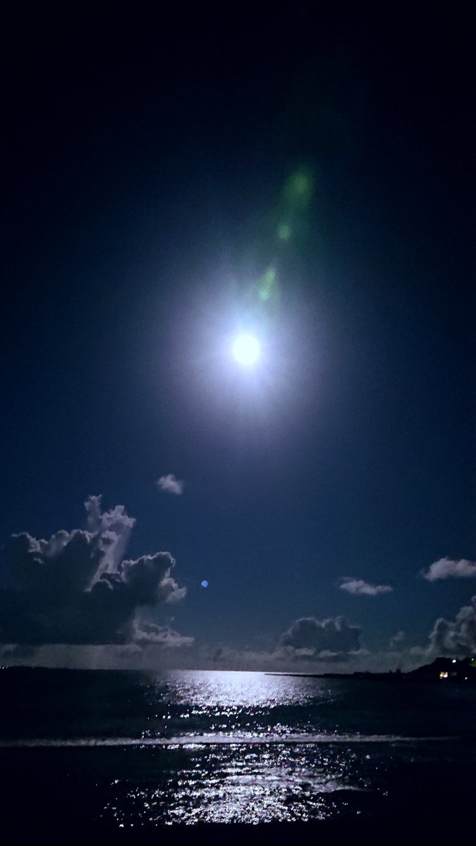 aquamoon825's tweet photo. 満月の夜。月の光で雲の形がハッキリ分かるくらい明るい。見た人に良いことありますように🌟 https://t.co/w6pRHssSnO
