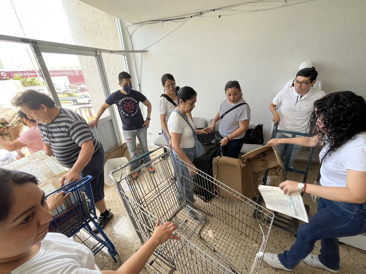 Issste_Campeche's tweet photo. Como parte de la Sexta Jornada Nacional del #TequioElenaArizmendi, personal del #ISSSTECampeche y del Instituto Mexicano de la Juventud (IMJUVE) sumó esfuerzos para realizar labores de limpieza, mantenimiento y acondicionamiento en las instalaciones de la Representación Estatal. https://t.co/nRHD3bu59t