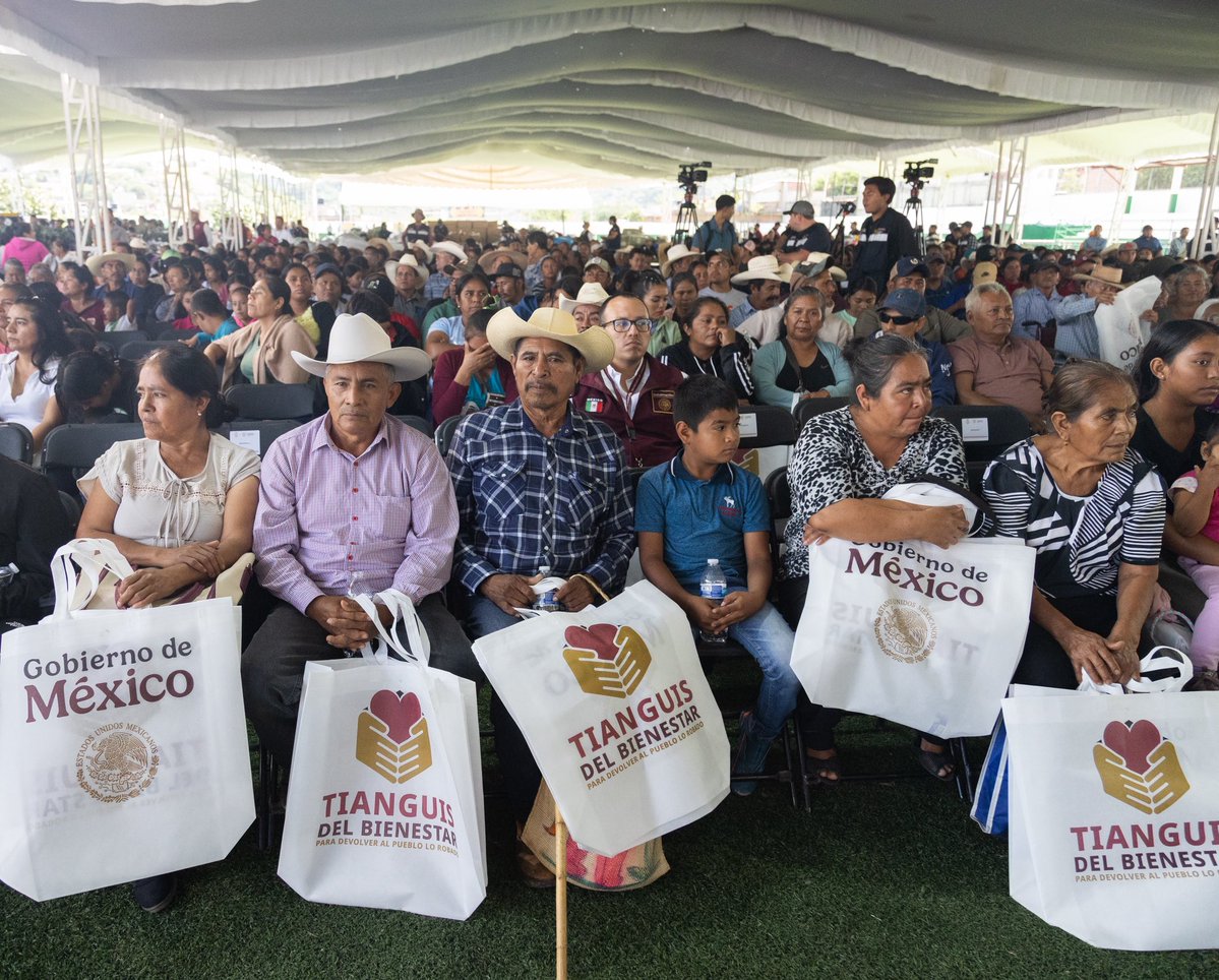 rosaicela_'s tweet photo. #Hoy estuvimos en la Montaña Alta de #Guerrero, donde reafirmamos que la paz se construye atendiendo las causas de la violencia; por eso llevamos el #TianguisDelBienestar, para devolverle al pueblo lo que por derecho le corresponde, mediante la entrega gratuita de artículos nuevos de primera necesidad incautados en aduanas del país. 🇲🇽@Claudiashein @Defensamx1 @ONUDHmexico @EvelynSalgadoP @RocioBarcenaM @arturomedinap