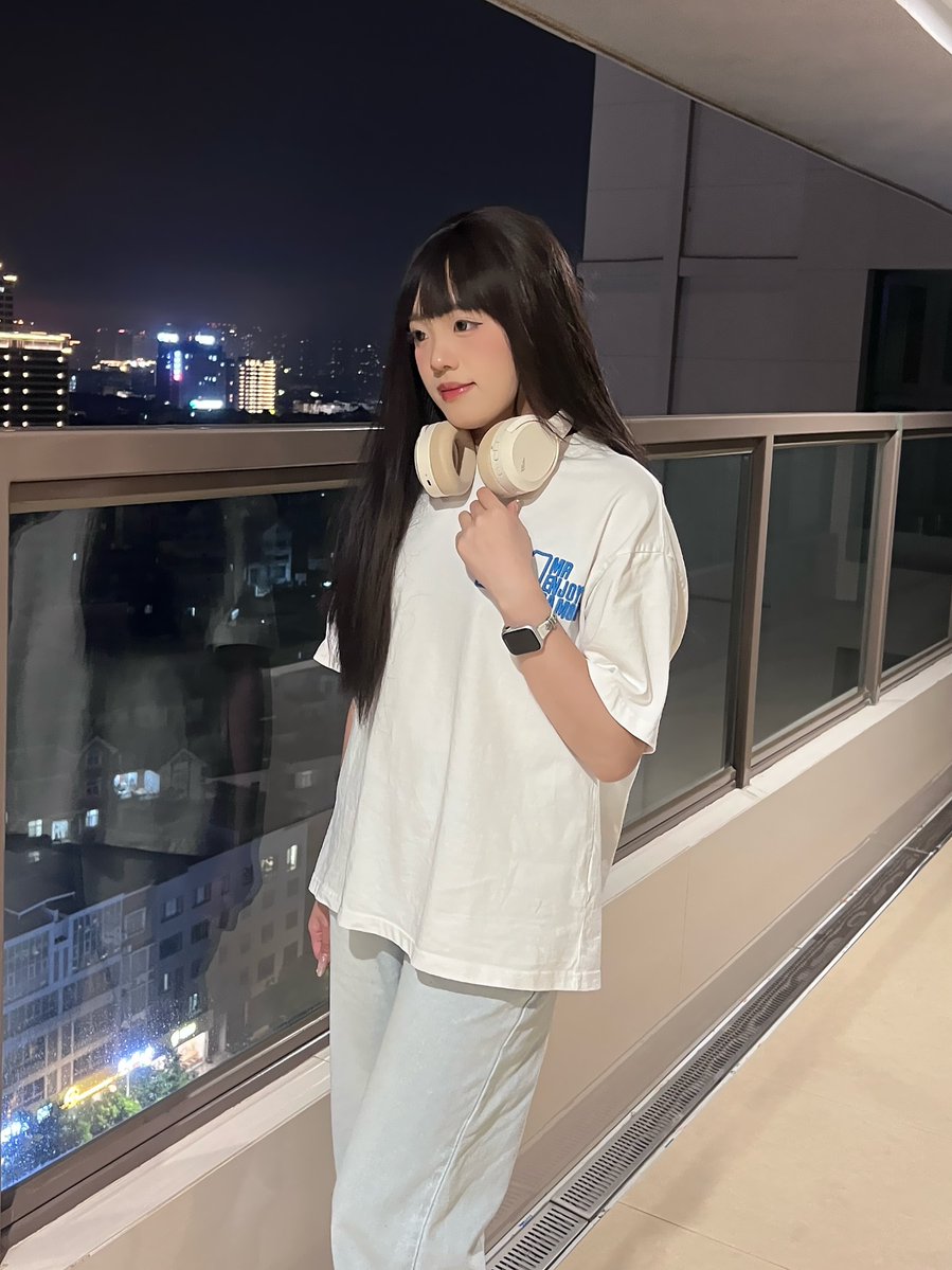 gimchoebag2's tweet photo. [赶早班地铁忘带耳机，邻座陌生小哥哥默默递来降噪耳机，还笑着说“我到站啦，这个送你用吧，听着舒服不容易被吵到”，瞬间暖到没话说]， https://t.co/tT9DSBIyz4