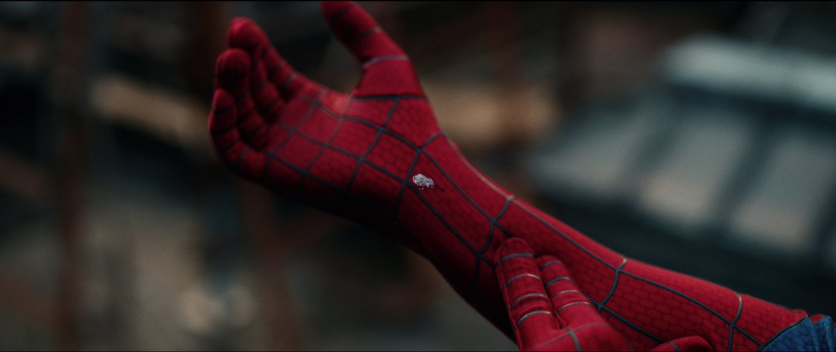 joaoguillll's tweet photo. Pensei que essa mutação que o Peter Parker iria sofrer nesse filme não seria bem desenvolvida ou algo do tipo, achei bacana demais e interessante eles implementarem teias orgânicas no Homem-Aranha do Tom Holland.

Agora quando a mutação aparece contra o The Hand... Quase pulei da cadeira, irmão que cena foda.