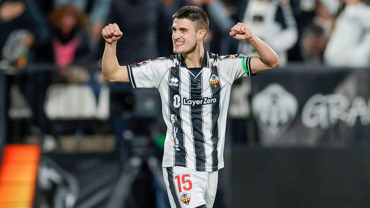 andeerATH's tweet photo. 4 años dando la matraca con Gerenabarrena de que era un tío muy útil para el primer equipo, siempre ha sido el que hacía el trabajo sucio a Jaure y Rego pero nadie hablaba de él hasta que se ha salido de la tabla en Castellón. Cuánto me alegro de que Terzic lo esté valorando. https://t.co/PpEqepJiXZ
