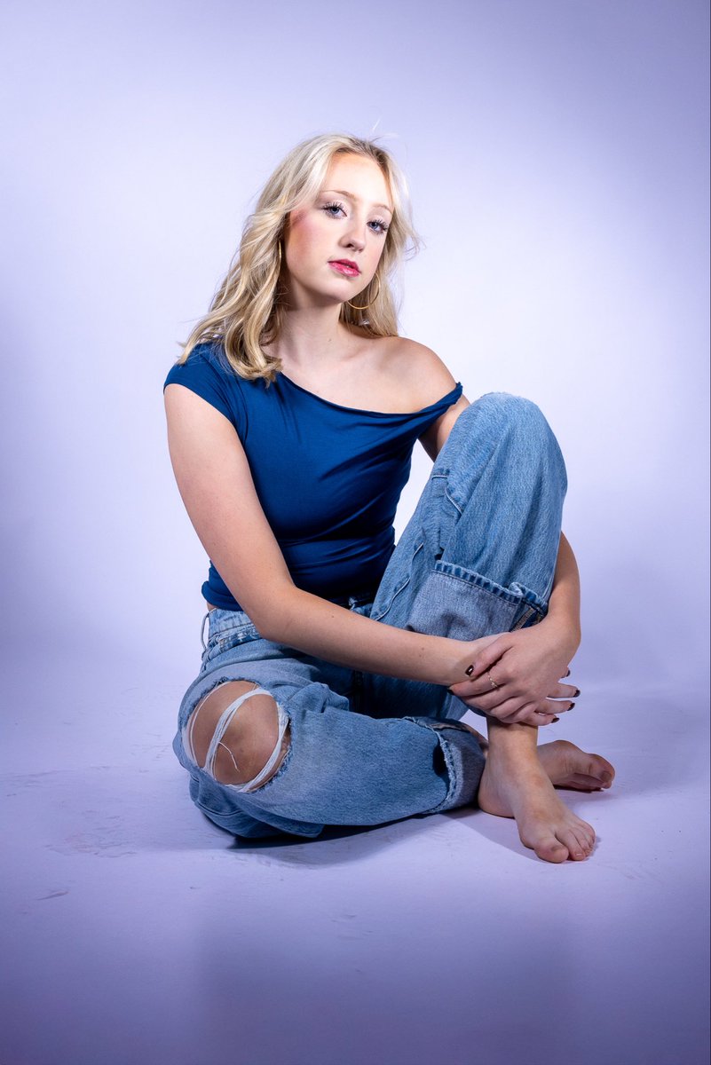 MacSnapsPhoto's tweet photo. ✨ This is your sign to book those senior pictures! 

So… which would you choose? 
🏙️ Indoor Studio
🌿 Outdoor Location

Tell me your favorite in the comments, then let’s create senior portraits you’ll love!❤️

📅 Senior sessions are booking now don’t wait to reserve your spot! https://t.co/sUqNpARvLZ