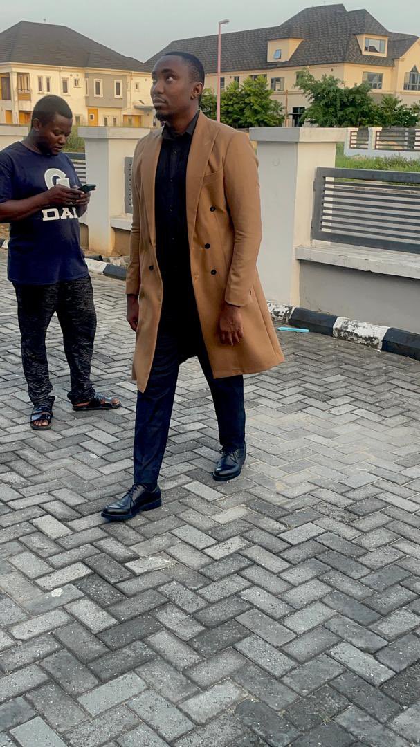 Morris_Monye's tweet photo. I own just 2 pair of shoes. 

They are durable and just what I need. Anytime my woman buys me a new pair, I give them out. She no longer buys anymore. Same with watches (I was telling N6 the other day). I give them all out. Apart from Apple Watch, you will never see me wear an expensive watch. 

I just buy exactly what I need. Come to my house, ransack everywhere it’s the same pair of shoes. Check any picture I’ve taken it’s either of the shoes 

Any country I visit in the World, it’s just one suitcase with few shirts and same pair of shoes. Always one suitcase. Never above one suitcase. 

That’s how to live a disciplined, frugal life.