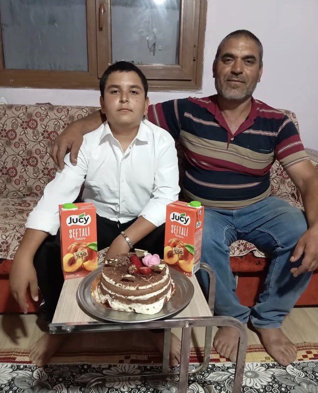 TurkcuPaylasim's tweet photo. Ailesinin doğum gününü kutladığı Türk genci, anne ve babasıyla yaşadığı mutlu anları paylaştı. https://t.co/m3AXoHbOLn