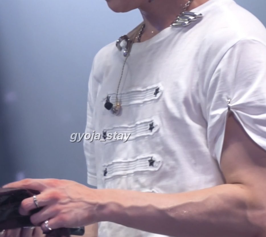 micydell's tweet photo. why am i just noticing his arms lol... i really was just looking at his face https://t.co/JguCYPfmJL