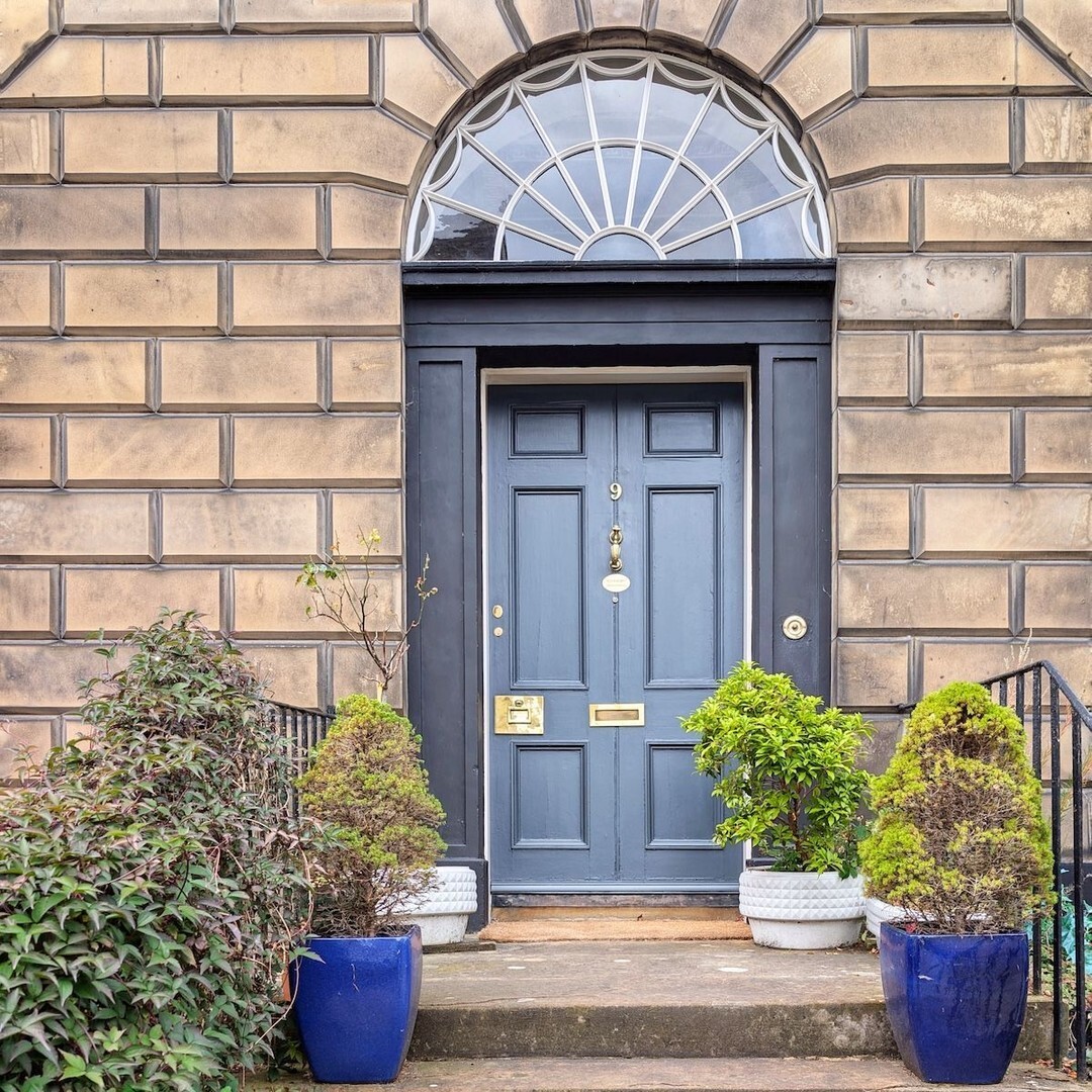 SidewalkSafari's tweet photo. Handsome door in Edinburgh, Scotland.
#EdinburghStory #ThisIsEdinburgh #HiddenEdinburgh #EdinburghArchitecture https://t.co/NJwgHxtwqm https://t.co/7KHYY5rQQB