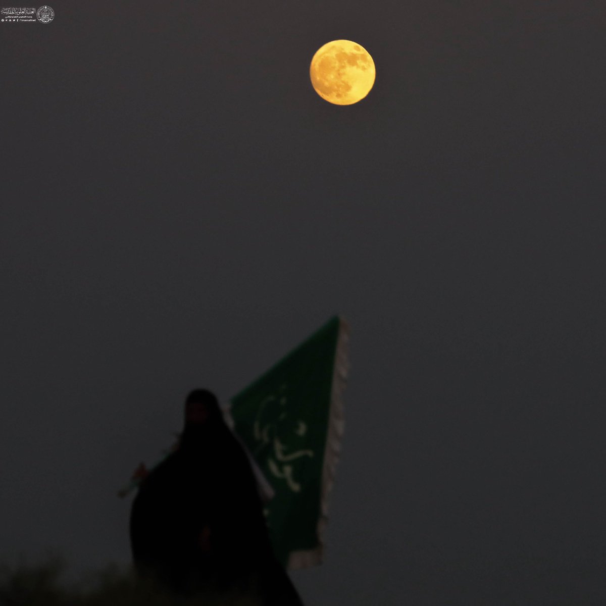 imamalinet's tweet photo. قمرٌ يُرافقُ زائريكَ ونورُهُ
في الدربِ يملأُ يا حسينُ الأَدهُرَا
#على_خطى_الحسين https://t.co/wsw6s0y8nz