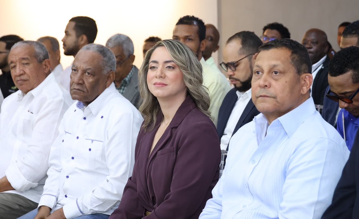 MMujerRD's tweet photo. La Consulta Nacional para la Reducción de Riesgos de Violencia hacia las Mujeres continúa ampliando su alcance con la incorporación de la Federación Dominicana de Municipios ( @fedomurd ), fortaleciendo el trabajo conjunto con los gobiernos locales para escuchar las voces de hombres de todo el país y construir soluciones que promuevan relaciones más igualitarias y libres de violencia.

La ministra de la Mujer, @GloriaReyesG , destacó que la prevención requiere la participación activa de toda la sociedad y que los municipios son aliados fundamentales para impulsar el diálogo, transformar realidades y fortalecer una cultura de respeto, igualdad y convivencia pacífica.

#ConsultaDeHombres #PrevenciónDeLaViolencia #MMujerRD