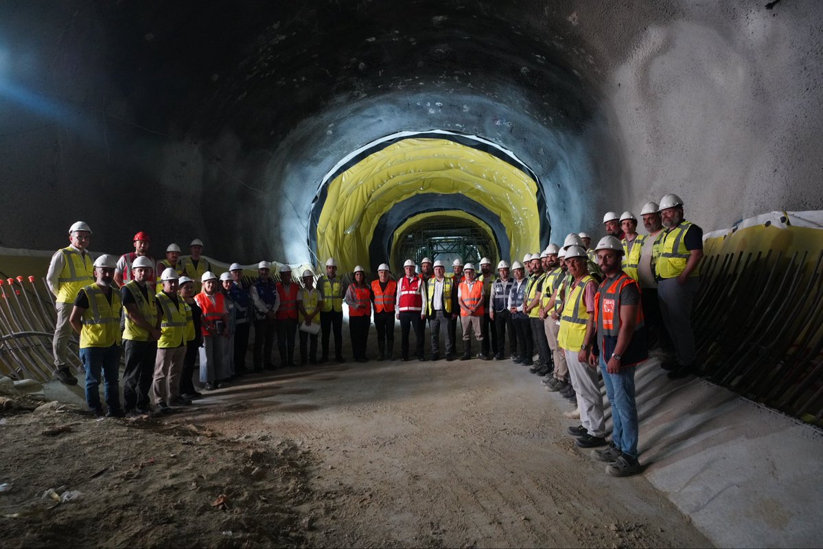 RAYLISISTEM_DB's tweet photo. 🚇 Kirazlı - Halkalı Üniversite Metro Hattı'nda çalışmalar devam ediyor!

İBB Başkan Vekilimiz Sayın Nuri Aslan ile birlikte metro projemizin saha çalışmalarını yerinde inceledik.

📍 6,2 km uzunluğa ve 5 istasyona sahip hattımızda:
🛠️ Malazgirt ve Barbaros istasyonlarında peron tünellerinin kalıcı kaplama imalatlarını sürdürüyoruz.

🏗️ Fatih istasyonunda TBM ve NATM çalışmaları için hazırlıklarımızı hızlandırdık.

Güçlü altyapı, kesintisiz ulaşım! İstanbul’un ulaşım geleceği için üretmeye devam ediyoruz. 🛠️✨