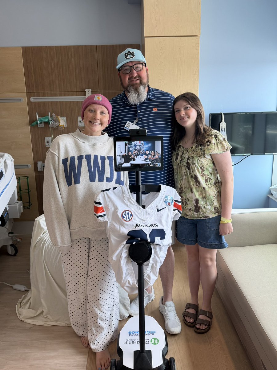 AflacKickoff's tweet photo. Monday was full of smiles at the @ATLPedsHemOnc

Thanks @AuburnFootball for virtually checking in with patients and Auburn fans throughout the hospital! 🧡💙

#AflacKickoff | #WarEagle https://t.co/aLNVkQwNRZ