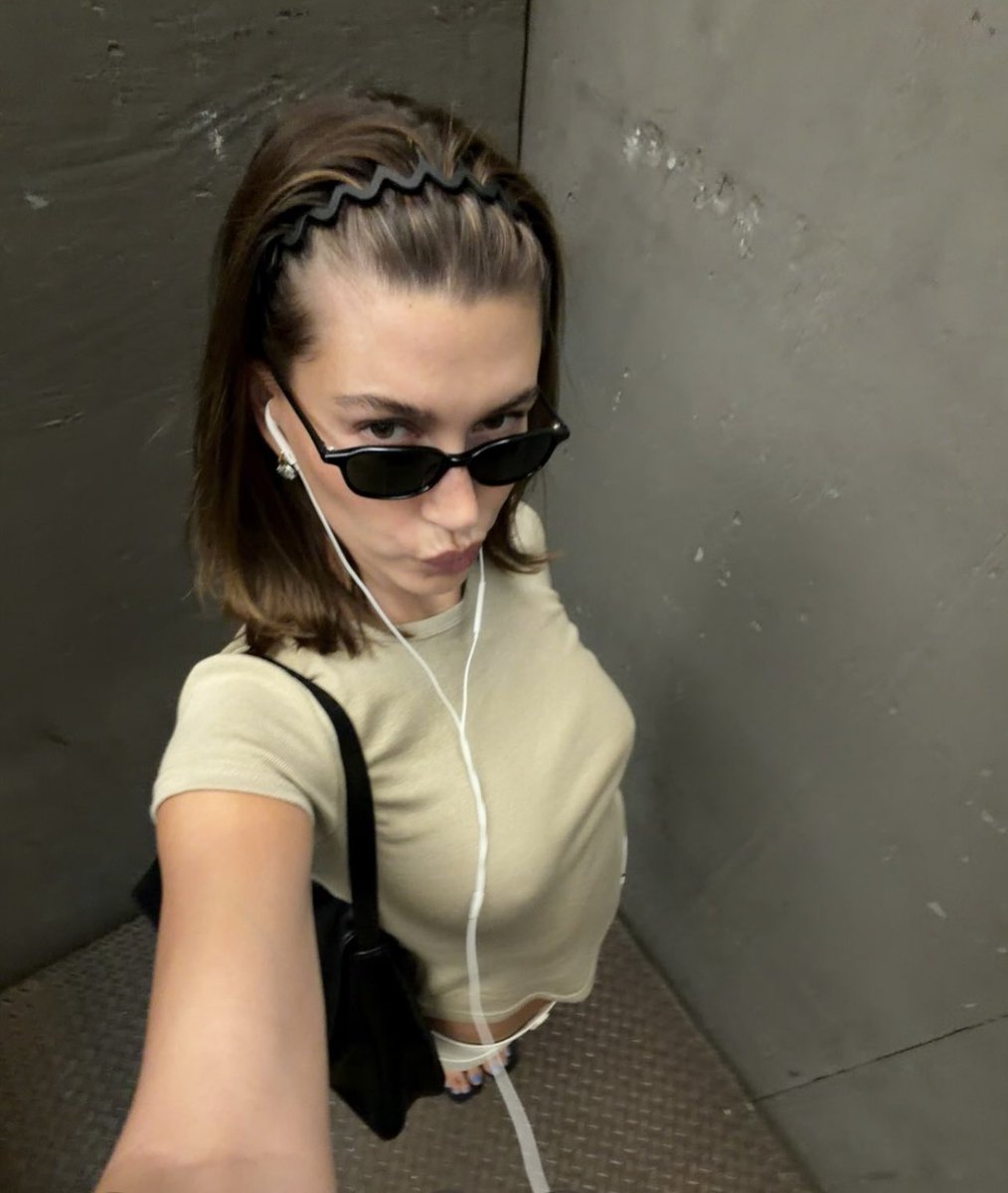 rhodevotions's tweet photo. HAILEY BIEBER https://t.co/Kz3leWzJZP