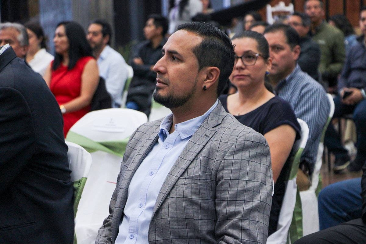 AgrocalidadEC's tweet photo. 🟢 | #GestiónAgrocalidad

Nuestro Director Ejecutivo, Eduardo Cantos Cortez, participó en el evento “Hacia una Ganadería con Futuro”, organizado por GIZ Ecuador y @AgriculturaEc. En este espacio se abordaron estrategias para recuperar la salud de los suelos, restaurar ecosistemas, proteger las fuentes de agua y fortalecer la resiliencia de las fincas frente al cambio climático.

Además, nuestra máxima autoridad, entregó la certificación Grass Fed a la Hacienda PHAJCHA, un reconocimiento a la producción ganadera sostenible del Ecuador. 🐄🌱

Durante el encuentro, se destacó la importancia de fortalecer la articulación entre productores, la academia, la cooperación internacional y las instituciones públicas para consolidar un sector ganadero más competitivo, innovador y comprometido con el desarrollo sostenible del país. 🇪🇨
#ProtegemosElAgroEcuatoriano