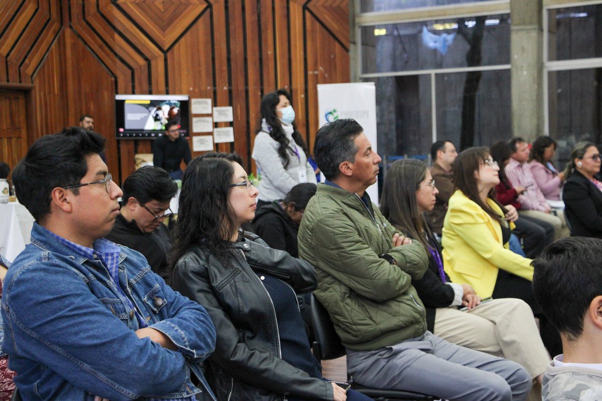 AgrocalidadEC's tweet photo. 🟢 | #GestiónAgrocalidad

Nuestro Director Ejecutivo, Eduardo Cantos Cortez, participó en el evento “Hacia una Ganadería con Futuro”, organizado por GIZ Ecuador y @AgriculturaEc. En este espacio se abordaron estrategias para recuperar la salud de los suelos, restaurar ecosistemas, proteger las fuentes de agua y fortalecer la resiliencia de las fincas frente al cambio climático.

Además, nuestra máxima autoridad, entregó la certificación Grass Fed a la Hacienda PHAJCHA, un reconocimiento a la producción ganadera sostenible del Ecuador. 🐄🌱

Durante el encuentro, se destacó la importancia de fortalecer la articulación entre productores, la academia, la cooperación internacional y las instituciones públicas para consolidar un sector ganadero más competitivo, innovador y comprometido con el desarrollo sostenible del país. 🇪🇨
#ProtegemosElAgroEcuatoriano