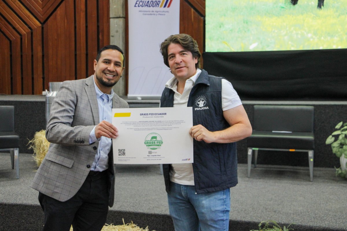 AgrocalidadEC's tweet photo. 🟢 | #GestiónAgrocalidad

Nuestro Director Ejecutivo, Eduardo Cantos Cortez, participó en el evento “Hacia una Ganadería con Futuro”, organizado por GIZ Ecuador y @AgriculturaEc. En este espacio se abordaron estrategias para recuperar la salud de los suelos, restaurar ecosistemas, proteger las fuentes de agua y fortalecer la resiliencia de las fincas frente al cambio climático.

Además, nuestra máxima autoridad, entregó la certificación Grass Fed a la Hacienda PHAJCHA, un reconocimiento a la producción ganadera sostenible del Ecuador. 🐄🌱

Durante el encuentro, se destacó la importancia de fortalecer la articulación entre productores, la academia, la cooperación internacional y las instituciones públicas para consolidar un sector ganadero más competitivo, innovador y comprometido con el desarrollo sostenible del país. 🇪🇨
#ProtegemosElAgroEcuatoriano