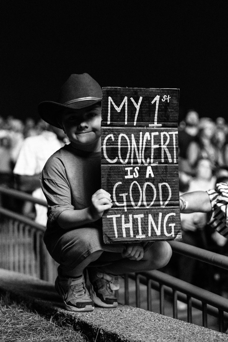 lukebryan's tweet photo. There’s nothing like makin memories with yall on the road. Who’s coming to a show this week? #WordOnTheStreetTour https://t.co/2CF01w8MJu