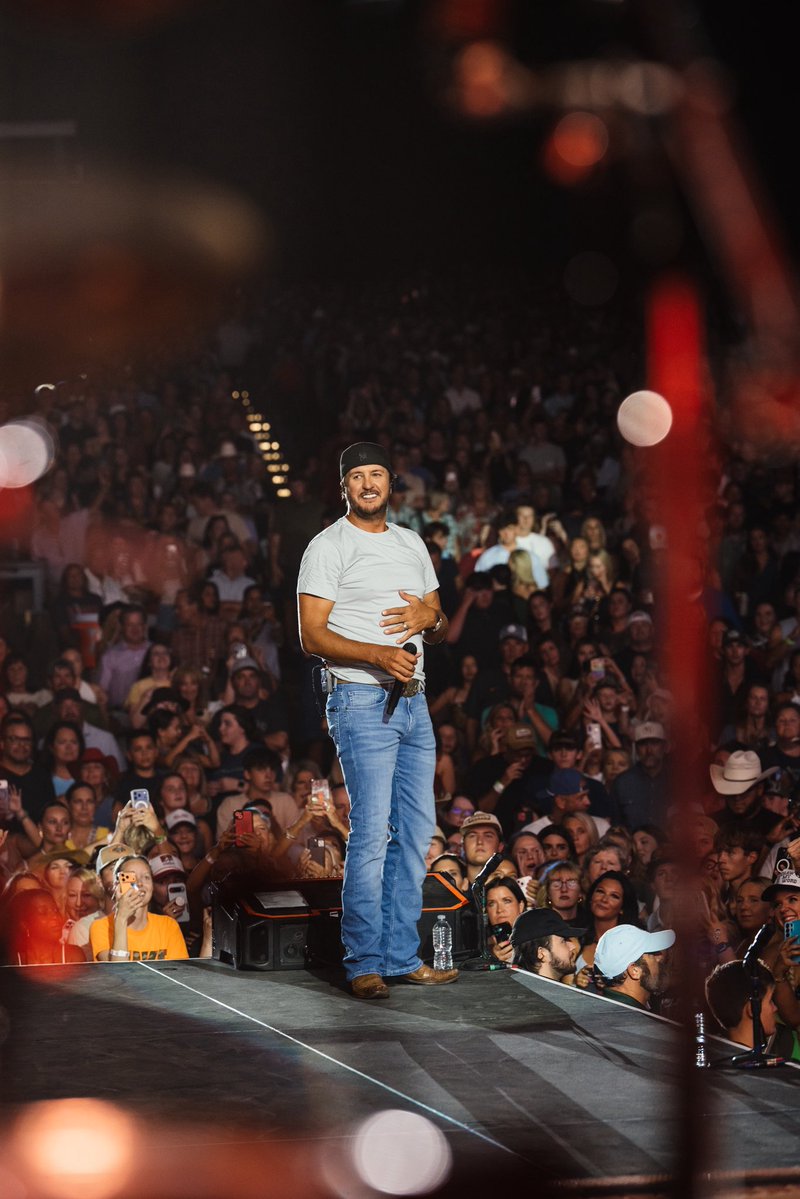 lukebryan's tweet photo. There’s nothing like makin memories with yall on the road. Who’s coming to a show this week? #WordOnTheStreetTour https://t.co/2CF01w8MJu