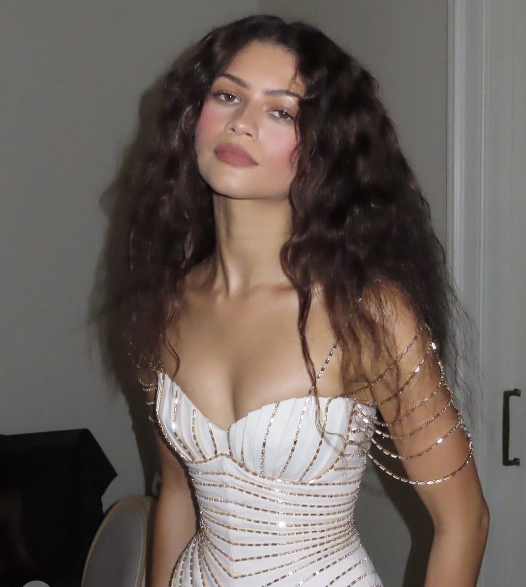 saintdemie's tweet photo. makeup by ernesto casillas and hair by coree moreno on zendaya ❦︎ majestic beauty! https://t.co/JKEjhspu97