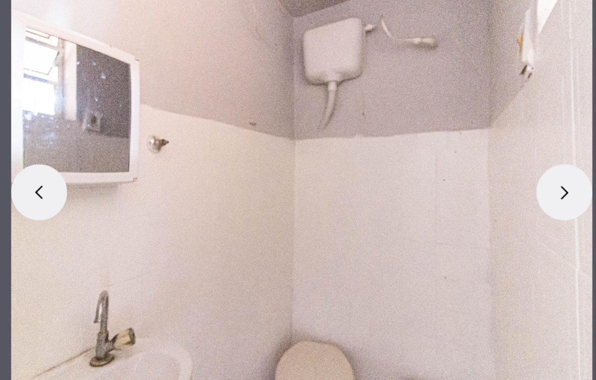 saintgi's tweet photo. Ver casa pra alugar em SP é angustiante, na moral. O banheiro da casa, além de ser minúsculo, aparentemente nem tem espaço do chuveiro, pq ninguém precisa tomar banho, né?

O aluguel: R$ 1.700 sem as contas inclusas 👍 https://t.co/y9hoZVKncy