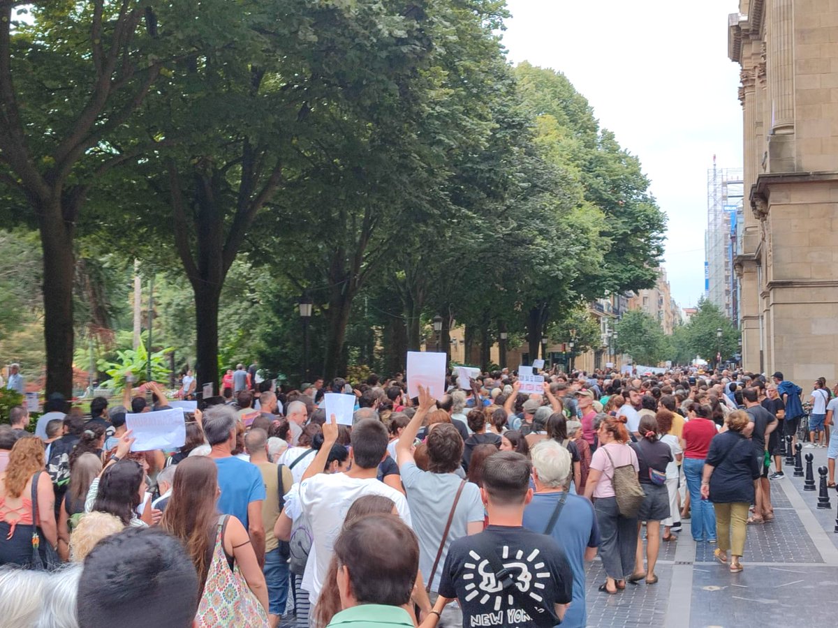 GedarLangileKZ's tweet photo. ‼️ Kaleko Afari Solidarioen aurkako debekua kentzeko exijitu dio jendetzak Donostiako Udalari 

"Migrazioa eta delinkuentzia lotzen dituzten diskurtsoak sustatzeari" uzteko eta ere eskatu diote EAJren eta PSE-EEren udal-gobernuari

🔗 https://t.co/PyUdqeinYL https://t.co/ZG7wCRghdI