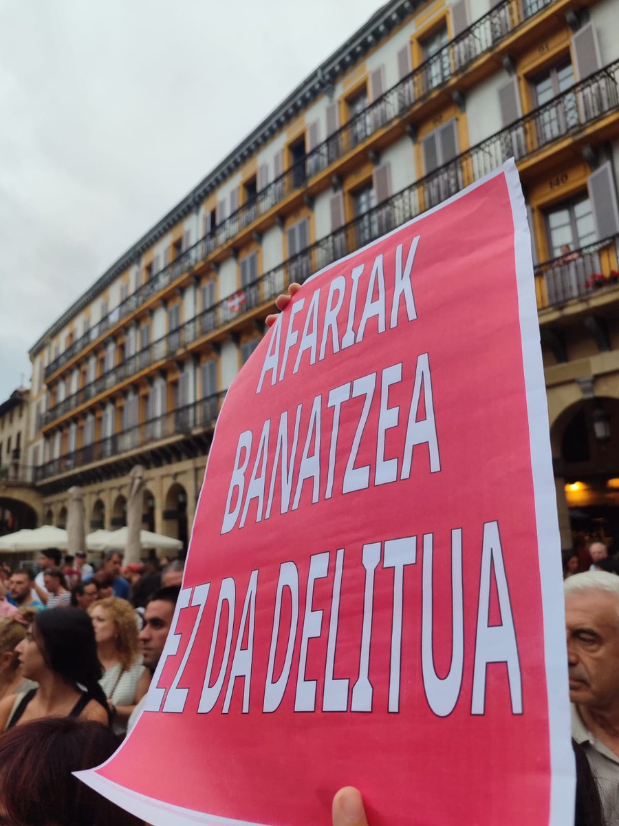 GedarLangileKZ's tweet photo. ‼️ Kaleko Afari Solidarioen aurkako debekua kentzeko exijitu dio jendetzak Donostiako Udalari 

"Migrazioa eta delinkuentzia lotzen dituzten diskurtsoak sustatzeari" uzteko eta ere eskatu diote EAJren eta PSE-EEren udal-gobernuari

🔗 https://t.co/PyUdqeinYL https://t.co/ZG7wCRghdI