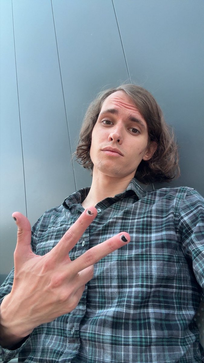 IMTHECOACHCOLE's tweet photo. Vibing out, gotta redo my nails soon https://t.co/wuq1IebgBn