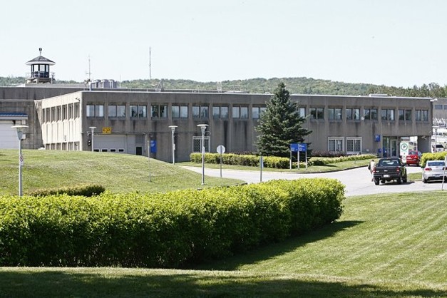 SecInterieureQC's tweet photo. Une saisie majeure a été réalisée ce mercredi à l’Établissement de détention de Québec. Grâce à la vigilance et au professionnalisme du personnel, du tabac, des stupéfiants et un téléphone cellulaire ont été interceptés avant d’atteindre leur destination. La valeur institutionnelle de cette saisie est évaluée à 121 100 $. Une nouvelle démonstration de l’engagement des équipes à assurer la sécurité de nos établissements.
