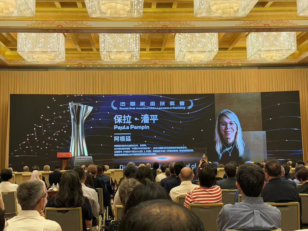 paula_p's tweet photo. 🏆���🇳📚Y también ya hace algo más de un mes que recibí el Special Book Award of China, premio otorgado por el gobierno chino a los extranjeros que difunden la cultura china, en Beijing. Así como se me ve en la foto me sentía, feliz y honrada. 📚🇨🇳🏆 #China #BIBF #Libros https://t.co/pvNBlWuoAV