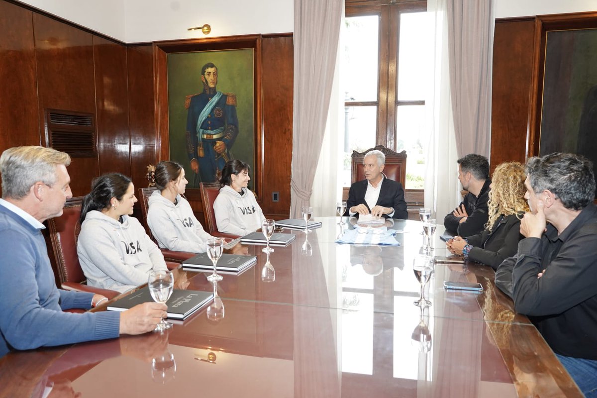 Julio_Alak's tweet photo. Recibimos a Las Leonas, que eligieron nuestra ciudad para realizar la etapa final de su preparación rumbo a la Copa Mundial de Hockey 2026.

Junto a su director técnico, Fernando Ferrara, conversamos con las jugadoras platenses María José Granatto, Agostina Alonso y Victoria Granatto, quienes son un verdadero orgullo para La Plata y un ejemplo para las nuevas generaciones.

Es una enorme alegría acompañar a uno de los equipos más representativos del deporte argentino. Les deseamos el mayor de los éxitos en este nuevo desafío internacional.

¡Vamos, Leonas! 🇦🇷🏑