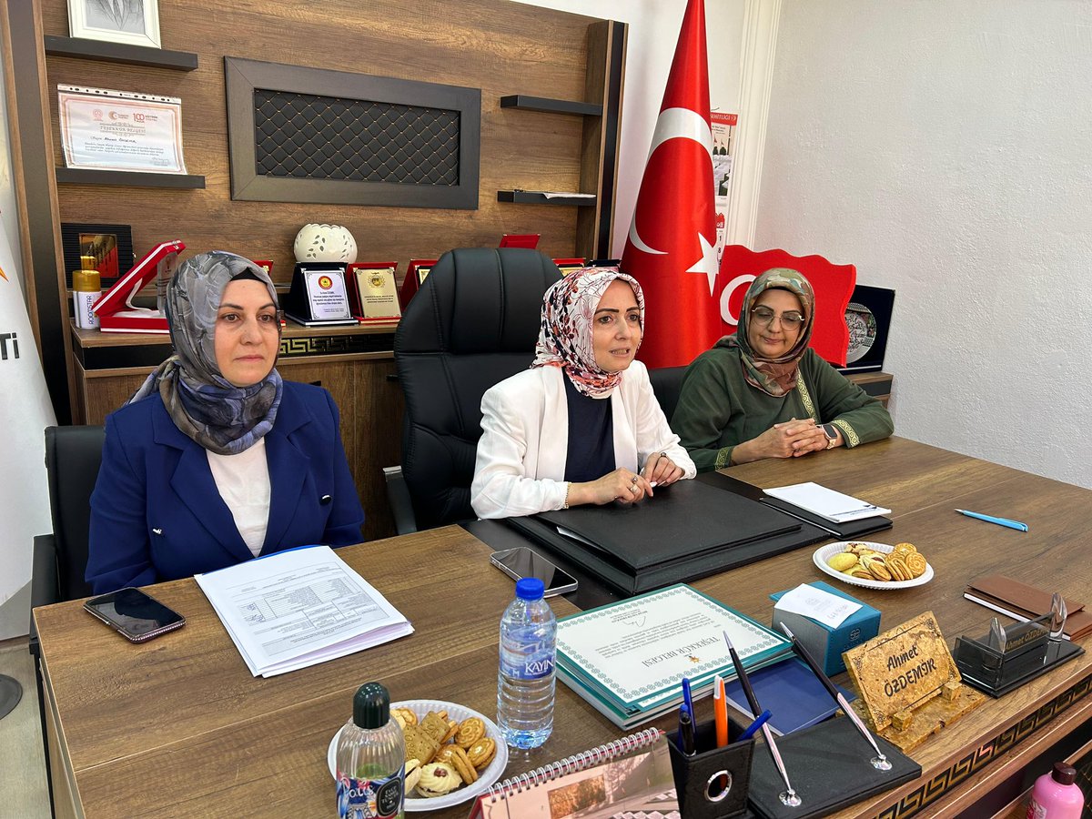melikecilhan's tweet photo. 📍Kurşunlu 
İlçe Kadın Kolları yönetim kurulu toplantısına katıldık. Birlik ve beraberlik içerisinde, aynı azim ve kararlılıkla yaptığımız ve yapacağımız çalışmalarımızı değerlendirdik.
Mahalleler,seçmenler,yeni üyeler…
#DurmakYokYolaDevam
#CanTeşkilat https://t.co/Y24RAzM3nk