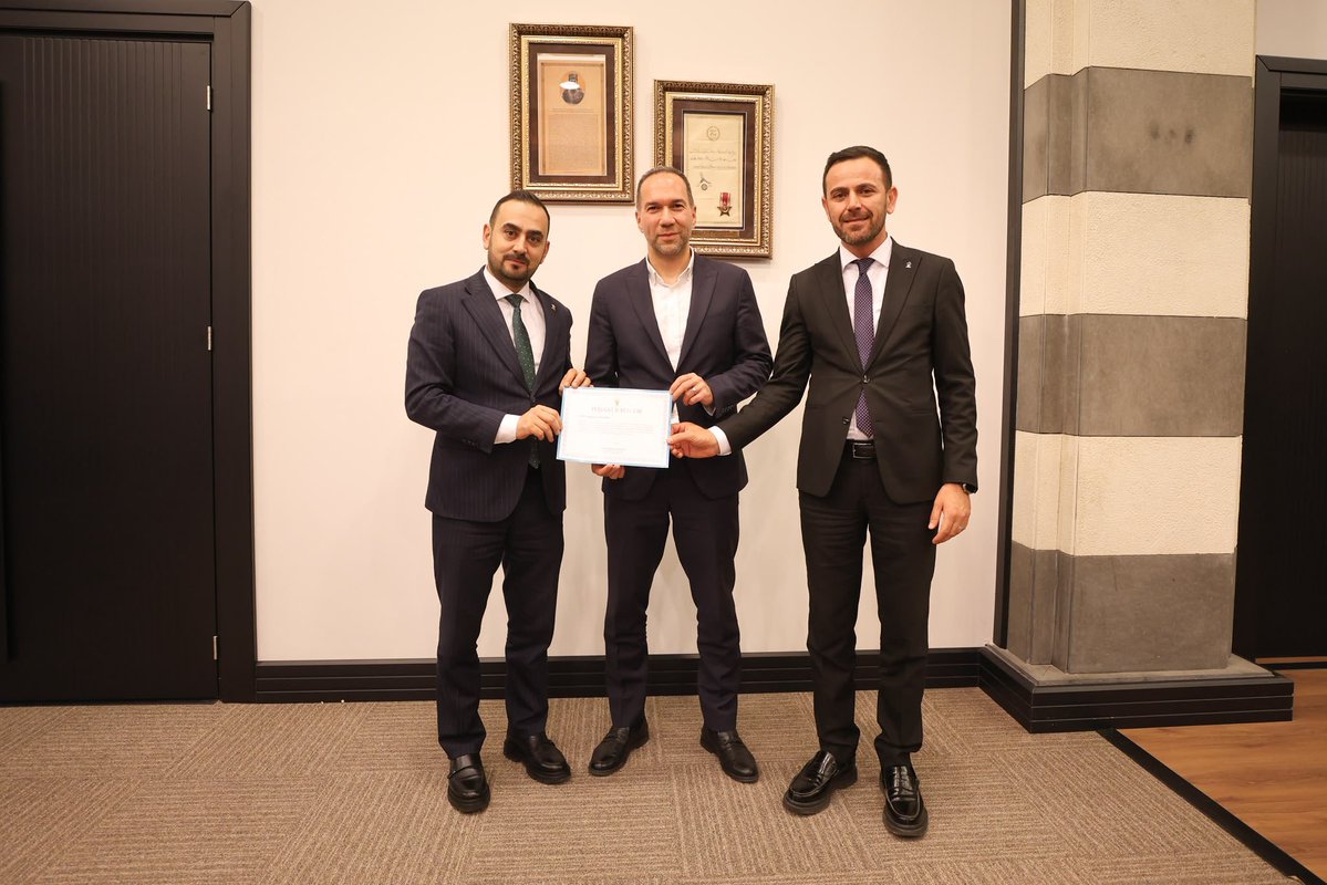 fuatbozdag0651's tweet photo. Belediye Başkanımız Sn. Emrah Özdemir ve değerli belediye meclis üyelerimizle bir araya gelerek, Genel Başkanımız ve Cumhurbaşkanımız Sayın Recep Tayyip Erdoğan’ın selamlarını ilettik.

Özverili çalışmaları, gayretleri ve milletimize hizmet yolunda ortaya koydukları emeklerden dolayı kendilerine teşekkür belgelerini takdim ettik.

Rabbim birliğimizi ve beraberliğimizi daim eylesin. Türkiye Yüzyılı hedeflerimiz doğrultusunda, aynı inanç ve kararlılıkla milletimize hizmet etmeye devam edeceğiz.

🇹🇷 #AKParti #TürkiyeYüzyılı #RecepTayyipErdoğan #BirlikBeraberlik