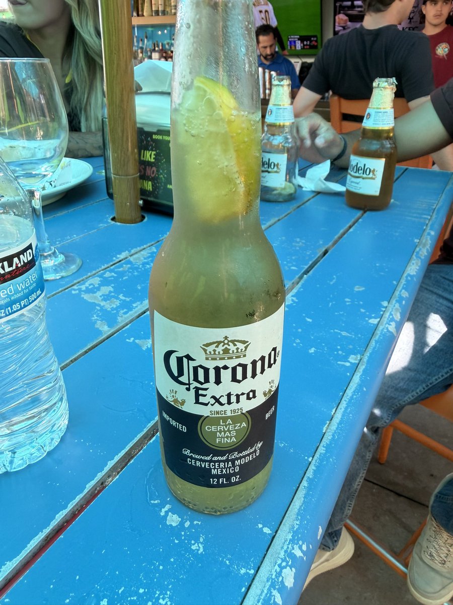brunene04's tweet photo. mi primera cerveza de desayuno qpd https://t.co/kujc2wjcPH