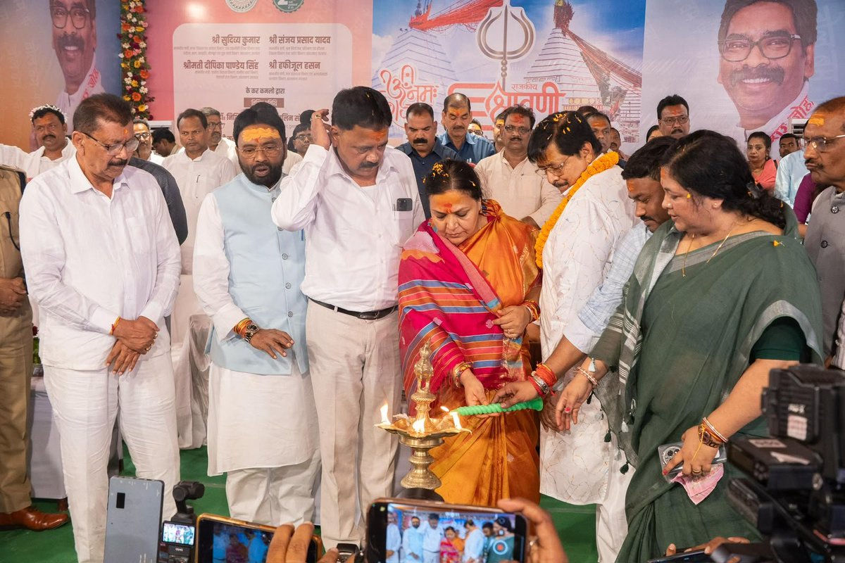therealkhabar's tweet photo. देवघर से राजकीय श्रावणी मेला 2026 का शुभारंभ, श्रद्धालुओं की सेवा और पर्यावरण संरक्षण सरकार की सर्वोच्च प्राथमिकता : मंत्री @DipikaPS

देवघर: झारखंड की ग्रामीण विकास, ग्रामीण कार्य एवं पंचायती राज मंत्री दीपिका पांडेय सिंह ने बुधवार को झारखंड-बिहार सीमा स्थित दुम्मा बॉर्डर से राजकीय श्रावणी मेला 2026 का शुभारंभ किया। इस अवसर पर झारखंड सरकार के पर्यटन, कला, संस्कृति, खेलकूद एवं युवा कार्य मंत्री सुदिव्य कुमार सोनू, देवघर विधायक सुरेश पासवान सहित अनेक जनप्रतिनिधि एवं प्रशासनिक अधिकारी उपस्थित रहे। कार्यक्रम का शुभारंभ वैदिक मंत्रोच्चार एवं विशेष पूजन-अर्चना के साथ हुआ। इस अवसर पर मंत्री दीपिका पांडेय सिंह ने बाबा बैद्यनाथ से राज्य एवं देशवासियों की सुख-समृद्धि, शांति और निरंतर विकास की कामना की। उन्होंने कहा कि बाबा बैद्यनाथ सभी श्रद्धालुओं की मनोकामनाएँ पूर्ण करें और झारखंड पर अपनी असीम कृपा बनाए रखें।

मंत्री ने कहा कि मुख्यमंत्री श्री हेमंत सोरेन के नेतृत्व में राज्य सरकार श्रावणी मेले को पिछले वर्षों की तुलना में अधिक सुव्यवस्थित, सुरक्षित और भव्य बनाने के लिए निरंतर कार्य कर रही है। श्रद्धालुओं की सुरक्षा, स्वास्थ्य, स्वच्छता, पेयजल, खान-पान एवं अन्य आवश्यक सुविधाओं की समुचित व्यवस्था सुनिश्चित की गई है, ताकि देश-विदेश से आने वाले लाखों कांवरियों को किसी प्रकार की असुविधा न हो। उन्होंने कहा कि श्रावणी मेला केवल एक धार्मिक आयोजन नहीं, बल्कि करोड़ों शिवभक्तों की आस्था का महापर्व है। राज्य सरकार का प्रयास है कि प्रत्येक श्रद्धालु सुरक्षित, व्यवस्थित और श्रद्धापूर्ण वातावरण में बाबा बैद्यनाथ का दर्शन कर सके।

इस अवसर पर मंत्री दीपिका पांडेय सिंह ने पर्यावरण संरक्षण एवं स्वच्छता को लेकर भी विशेष अपील की। उन्होंने कहा कि मुख्यमंत्री के नेतृत्व में राज्य सरकार प्लास्टिक मुक्त झारखंड और नशामुक्त झारखंड के अभियान को निरंतर आगे बढ़ा रही है। उन्होंने मंदिर प्रशासन, जिला प्रशासन, स्थानीय नागरिकों एवं श्रद्धालुओं से आग्रह किया कि पूजा-अर्चना में प्लास्टिक के स्थान पर सखुआ के पत्तों से बने दोने-पत्तल और  मिट्टी के बर्तनों का अधिकाधिक उपयोग करें, ताकि मेले के दौरान और उसके उपरांत प्लास्टिक प्रदूषण पर प्रभावी नियंत्रण स्थापित किया जा सके।

उन्होंने कहा कि स्वच्छ और पर्यावरण-अनुकूल श्रावणी मेला हम सभी की सामूहिक जिम्मेदारी है। यदि प्रत्येक श्रद्धालु और नागरिक इस अभियान में अपना छोटा-सा योगदान भी देगा, तो यह आने वाली पीढ़ियों के लिए एक सकारात्मक संदेश होगा। मंत्री ने  गुरु पूर्णिमा और श्रावणी मेला 2026 की हार्दिक शुभकामनाएँ देते हुए बाबा बैद्यनाथ से सभी के सुख, स्वास्थ्य एवं समृद्धि की प्रार्थना की।