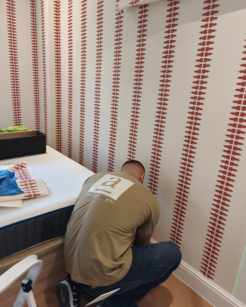 empapelador's tweet photo. Instalación de papel pintado de rayas étnicas en un dormitorio de Madrid, con un acabado totalmente alineado y cuidado al detalle.

Nuevo trabajo de Empapelador Madrid:
https://t.co/GYuqEpy0NO https://t.co/HgaIb8mw3e