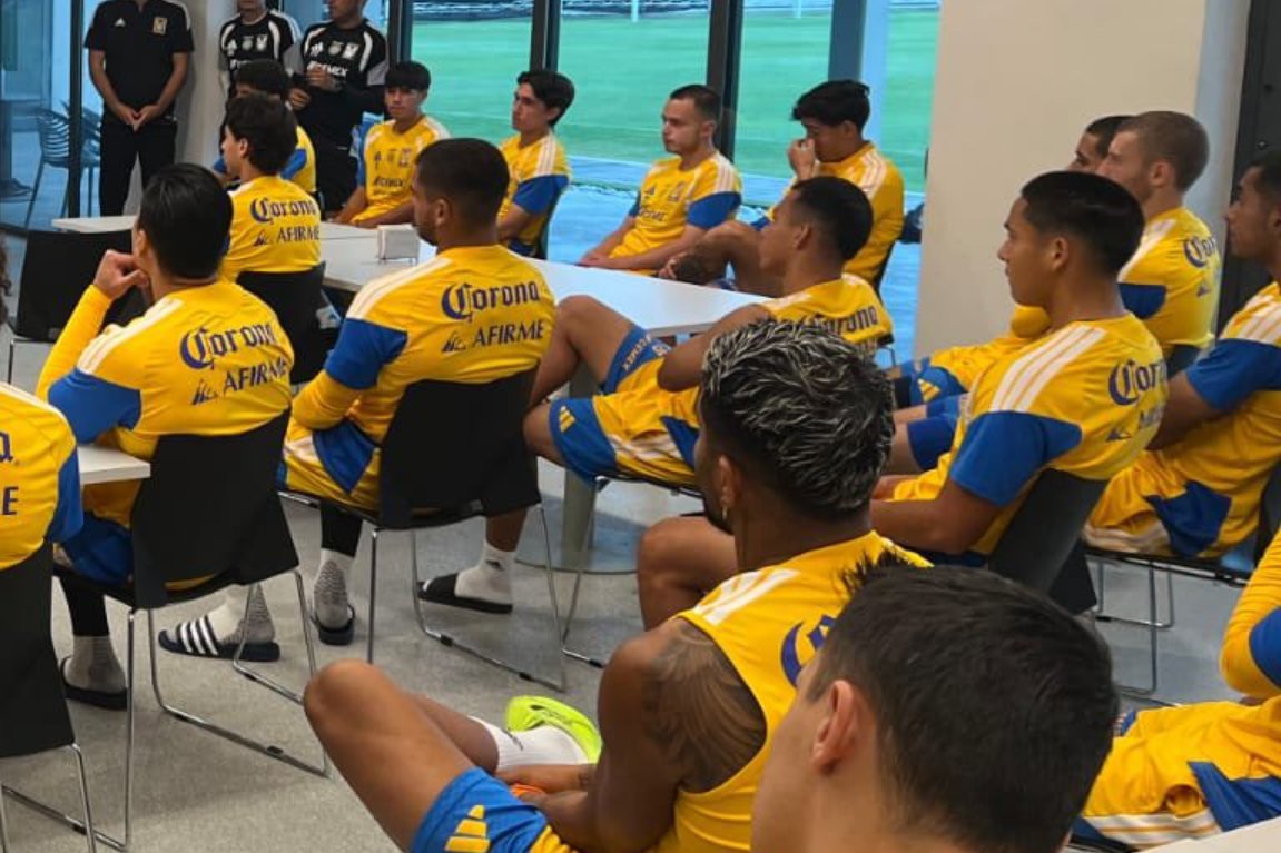 rmoncho57's tweet photo. @tigresfootball_ @jesuscxrrillo Un día tuvimos a Sobis, Valencia, Vargas, Sosa, Zelarayan,etc, no es por ser mamón, pero mira la cara de estos chavos jajaja, nos hicieron mierda los chilangos https://t.co/HkS9Ky5huz