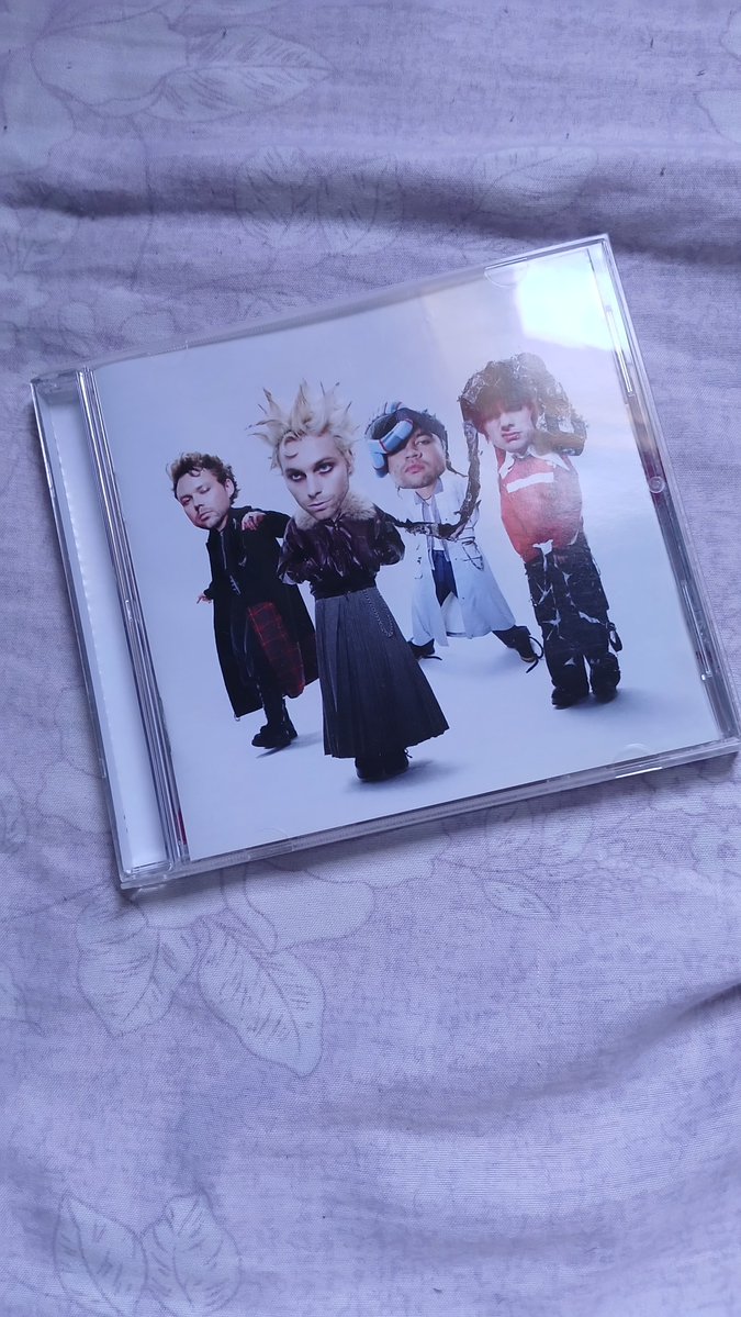 lukenostalgic's tweet photo. DESAPEGO DA BRUBS!!!

devido a mudança, vou me desapegar de algumas coisas, por enquanto só tô anunciando esses três porque vou separar o resto certinho

CD Everyone's A Star - R$80 + frete 
CD The Feeling Of Falling Upwards - R$80 + frete 
Box Alice Oseman - R$110 + frete https://t.co/ewcOR3rk1H