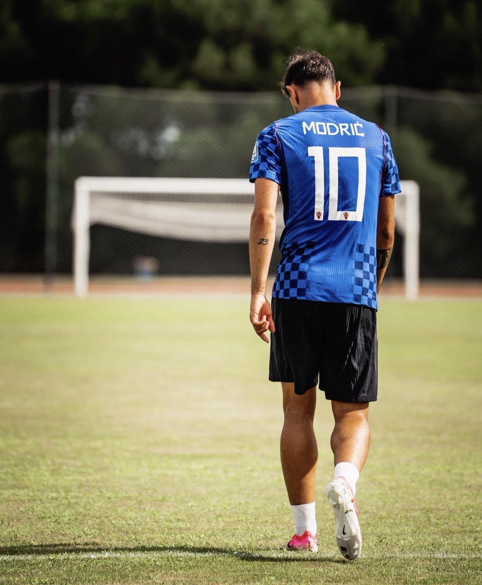 Utdtruthful's tweet photo. 📸 - Bruno Fernandes repping Luka Modric ❤️ https://t.co/vhbDuQujbE