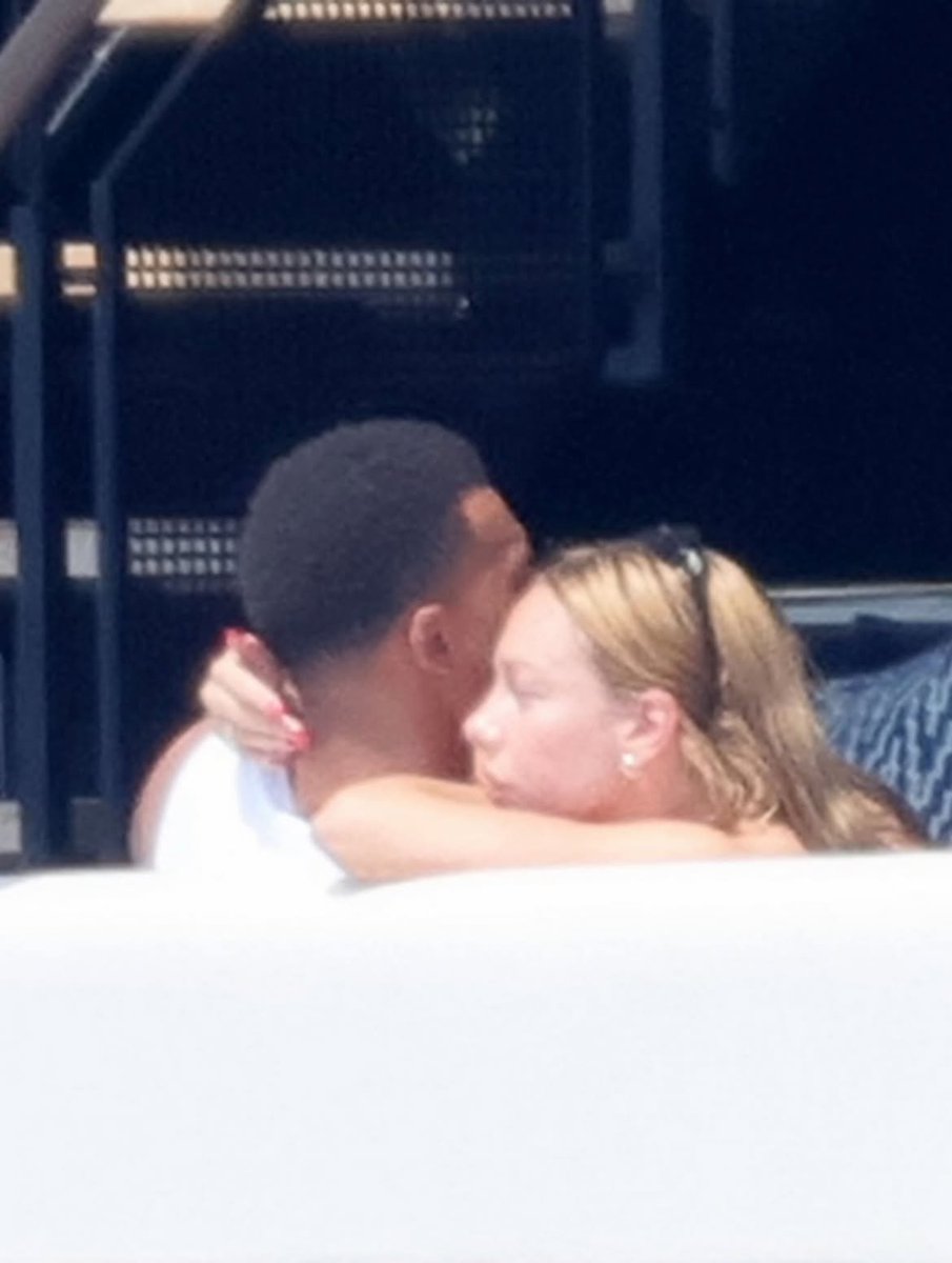 ofootball__'s tweet photo. Kylian Mbappé and Ester Expósito spotted together in Porto Cervo, Italy. 🇮🇹 https://t.co/6K6FrRstpR